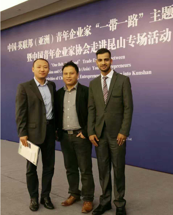 仟億達龐總（左一）與卡薩萊亞有限公司首席執(zhí)行官瑞吉&bull;德哈&bull;約翰（左二）、百德私人有限公司首席執(zhí)行官薩巴斯&bull;薩皮克答（左三）