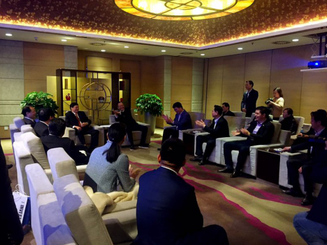 福州市市長尤猛軍、副市長胡振杰、北京福建商會會長陳春玖與仟億達(dá)董事長鄭兩斌 （右排左三）等進(jìn)行會談