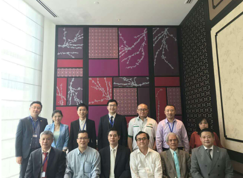 仟億達(dá)董事長(zhǎng)鄭兩斌(前排左三)與馬來(lái)西亞生物協(xié)會(huì)合影 仟億達(dá)董事長(zhǎng)鄭兩斌(前排左三)與馬來(lái)西亞生物協(xié)會(huì)合影