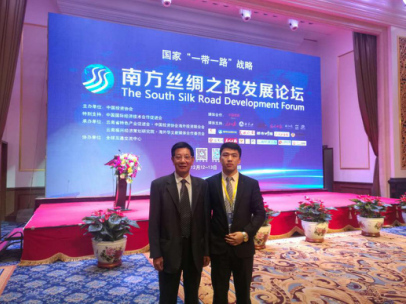 仟億達孫總（右）與國務院殊津貼專、區(qū)域經(jīng)濟與產(chǎn)業(yè)發(fā)展研究中心主任茶洪旺合影