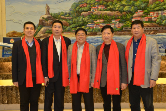 仟億達(dá)集團(tuán)董事長(zhǎng)鄭兩斌（左一）、陜西廈門商會(huì)會(huì)長(zhǎng)陳信雄（左二）、與廈門市人原副主任汪興裕（正中）、廈門駐京辦主任王飛（右二）廈門企業(yè)商會(huì)會(huì)長(zhǎng)蔣清林（右一）